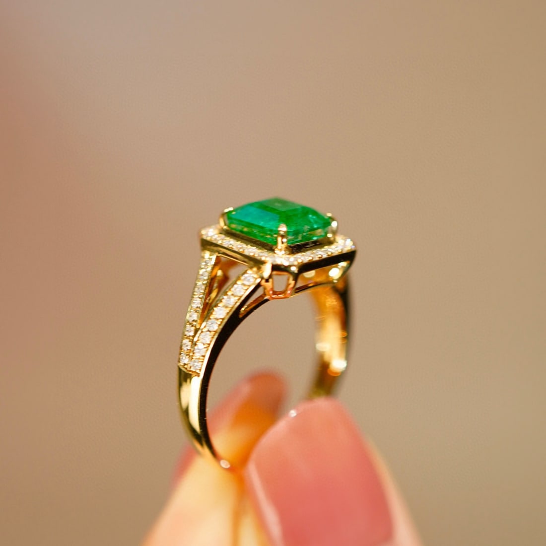 14K GOLD 2 CT VIVID GREEN NATURAL EMERALD & DIAMOND RING - 5