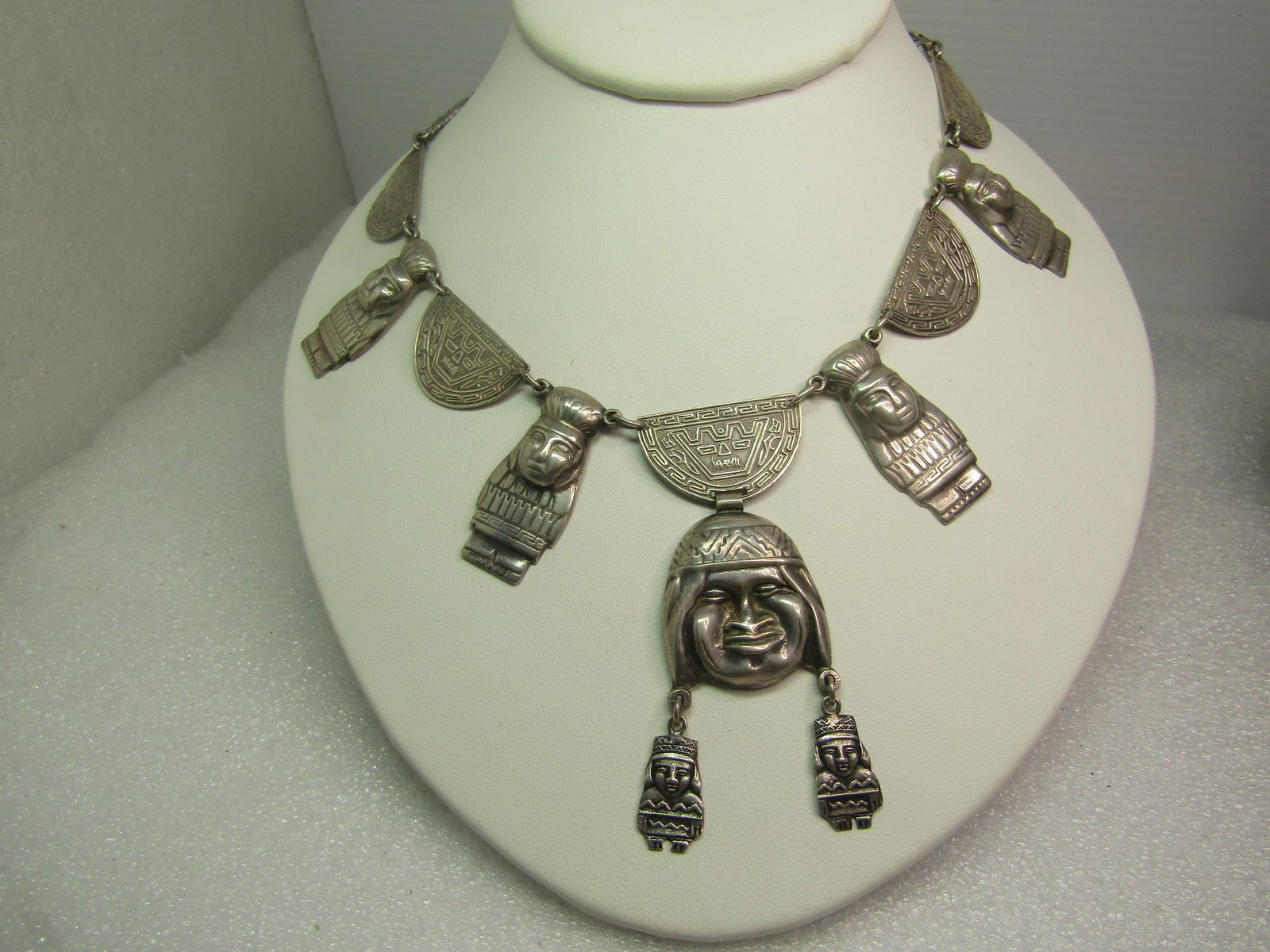 Vintage Sterling Peruvian Figural Necklace, 18", Signed ME, 1960's-1970's: Title:Vintage Sterling Peruvian Figural Necklace, 18", Signed ME, 1960's-1970'sDescription:Vintage Sterling Peruvian Figural Necklace, 18", Signed ME, 1960's-1970's is estimated era. This is a Peru