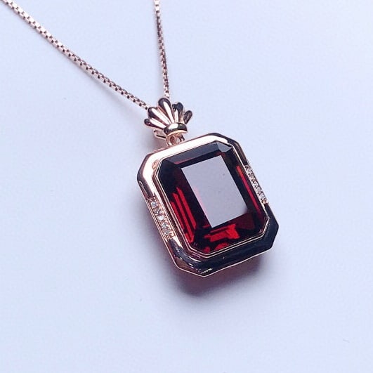 14K GOLD 6.00 CT NATURAL GARNET & DIAMOND PENDANT: Title:14K GOLD 6.00 CT NATURAL GARNET & DIAMOND PENDANTDescription:Ref:230528227Gold Content:14K GoldMain Gemstone:GarnetNumber of stones:1Shape:OctagonalCarat Weight:6.00ct