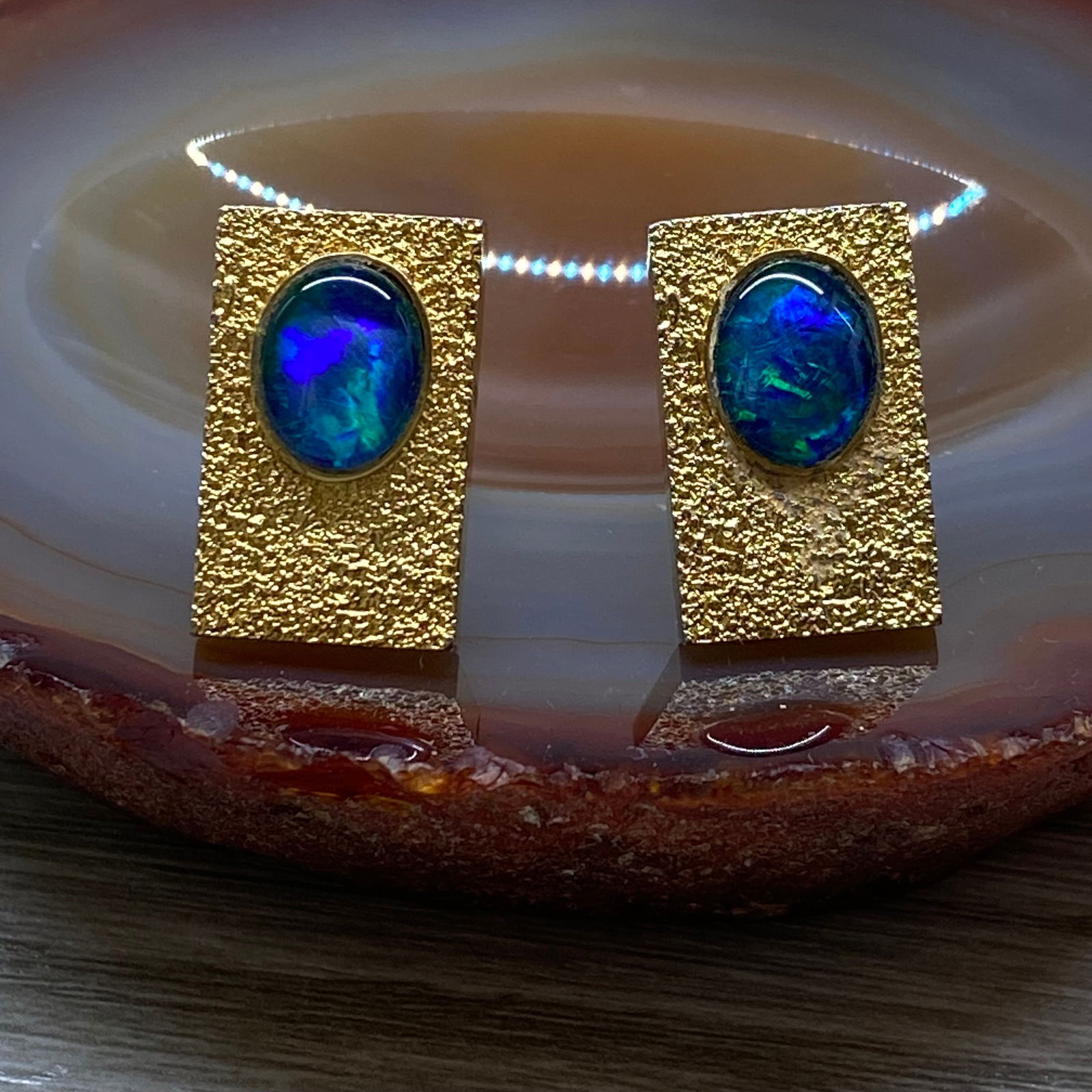 Vintage Gold-Tone Cufflinks with Oval Opalescent Stones: Title:Vintage Gold-Tone Cufflinks with Oval Opalescent StonesDescription:Title: Vintage Gold-Tone Cufflinks with Oval Opalescent Stones Description: A refined pair of vintage cufflinks featuring