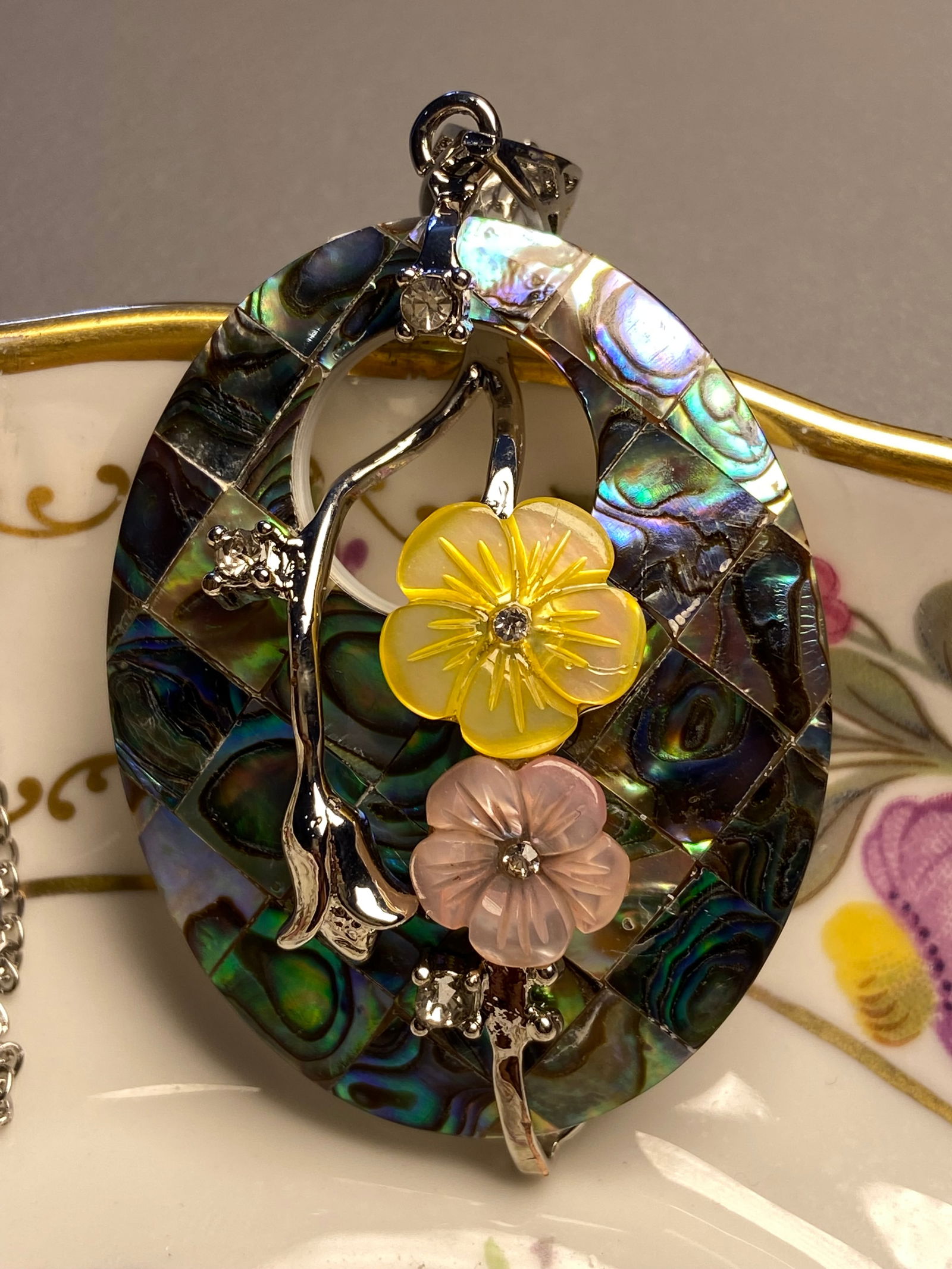 Vintage Art Nouveau Mother of Pearl flowers Abalone mosaic pendant necklace - 2