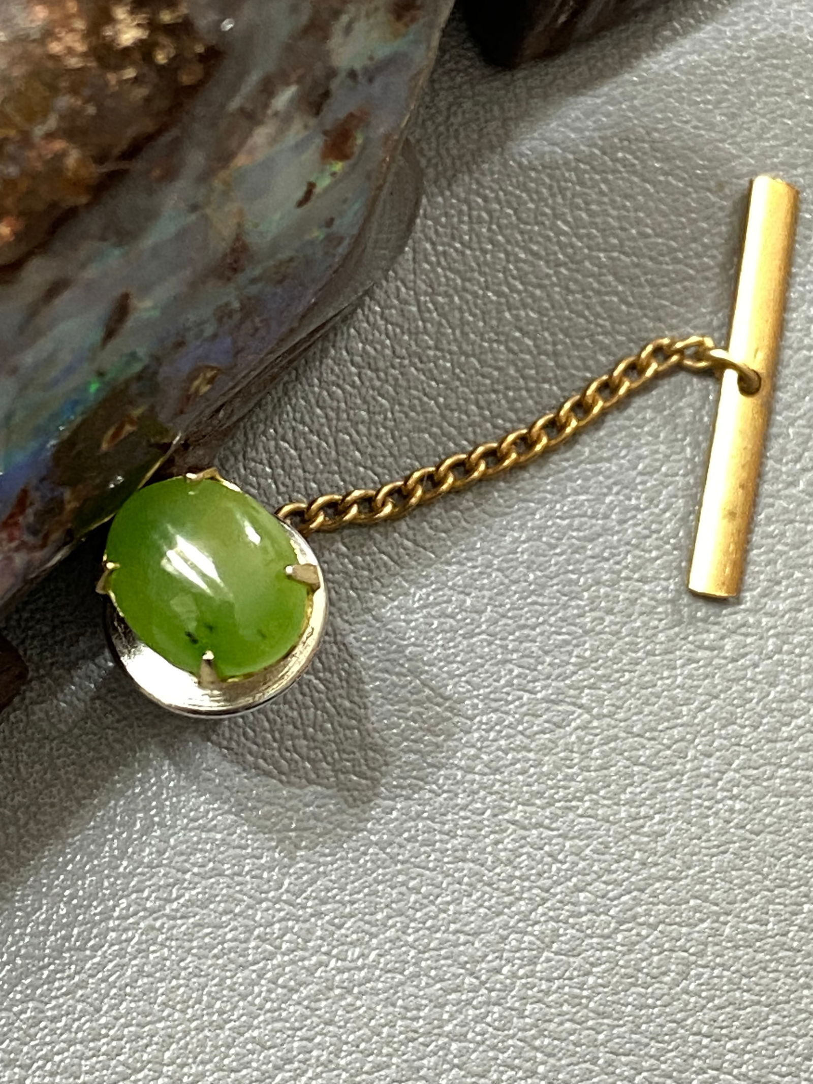Vintage 22ct Gold Plated Tie Pin with Oval Spinach Green Nephrite Jade: Title:Vintage 22ct Gold Plated Tie Pin with Oval Spinach Green Nephrite JadeDescription:A classic vintage tie pin featuring an elegant oval-shaped spinach-green nephrite jade cabochon, securely set