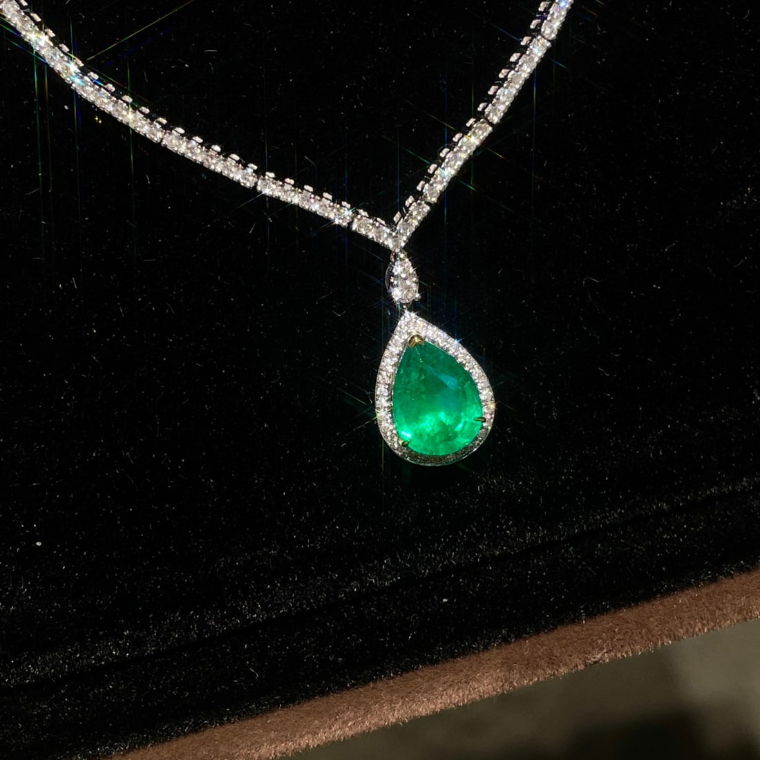 14K GOLD 1.6 CT VIVID GREEN NATURAL EMERALD & DIAMOND NECKLACE - 2