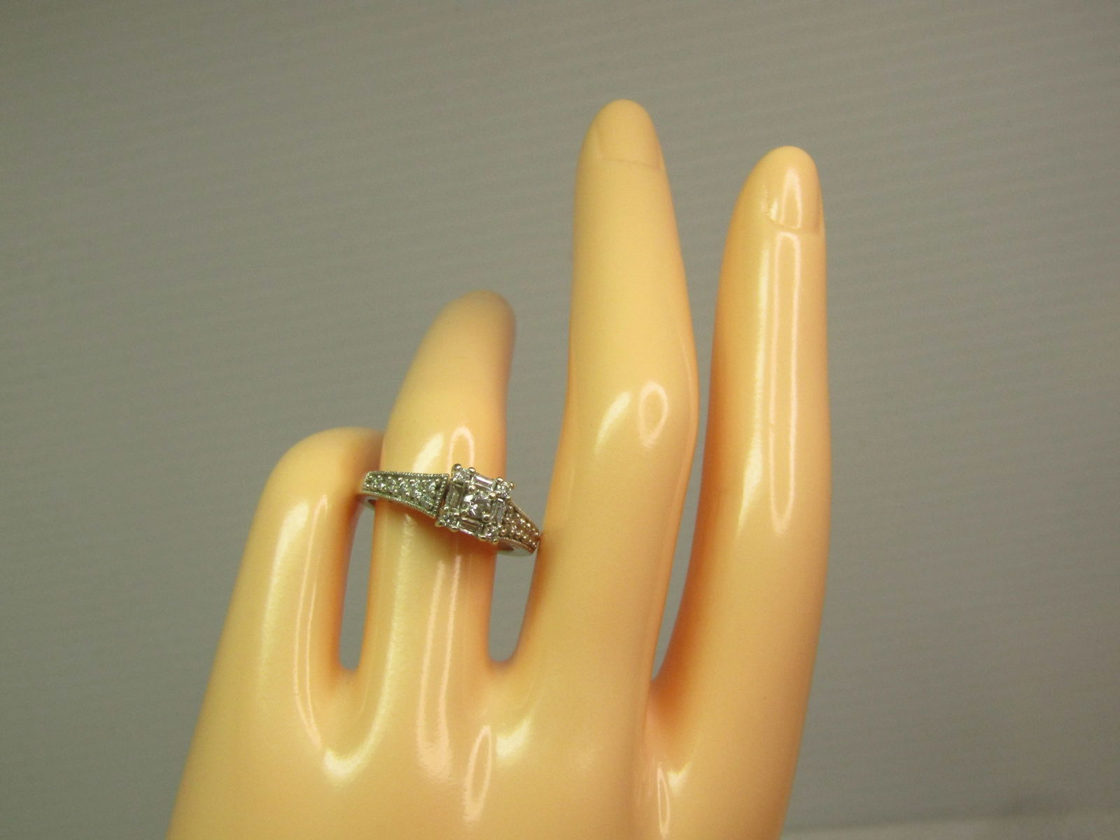 Vintage 14kt Diamond Engagement Ring, White Gold, Sz. 7. 1960's - 7