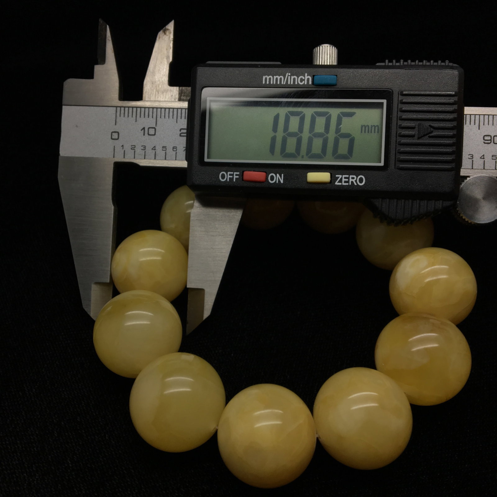 Alluring Vintage Amber Bracelet made from Round Amber beads - 5