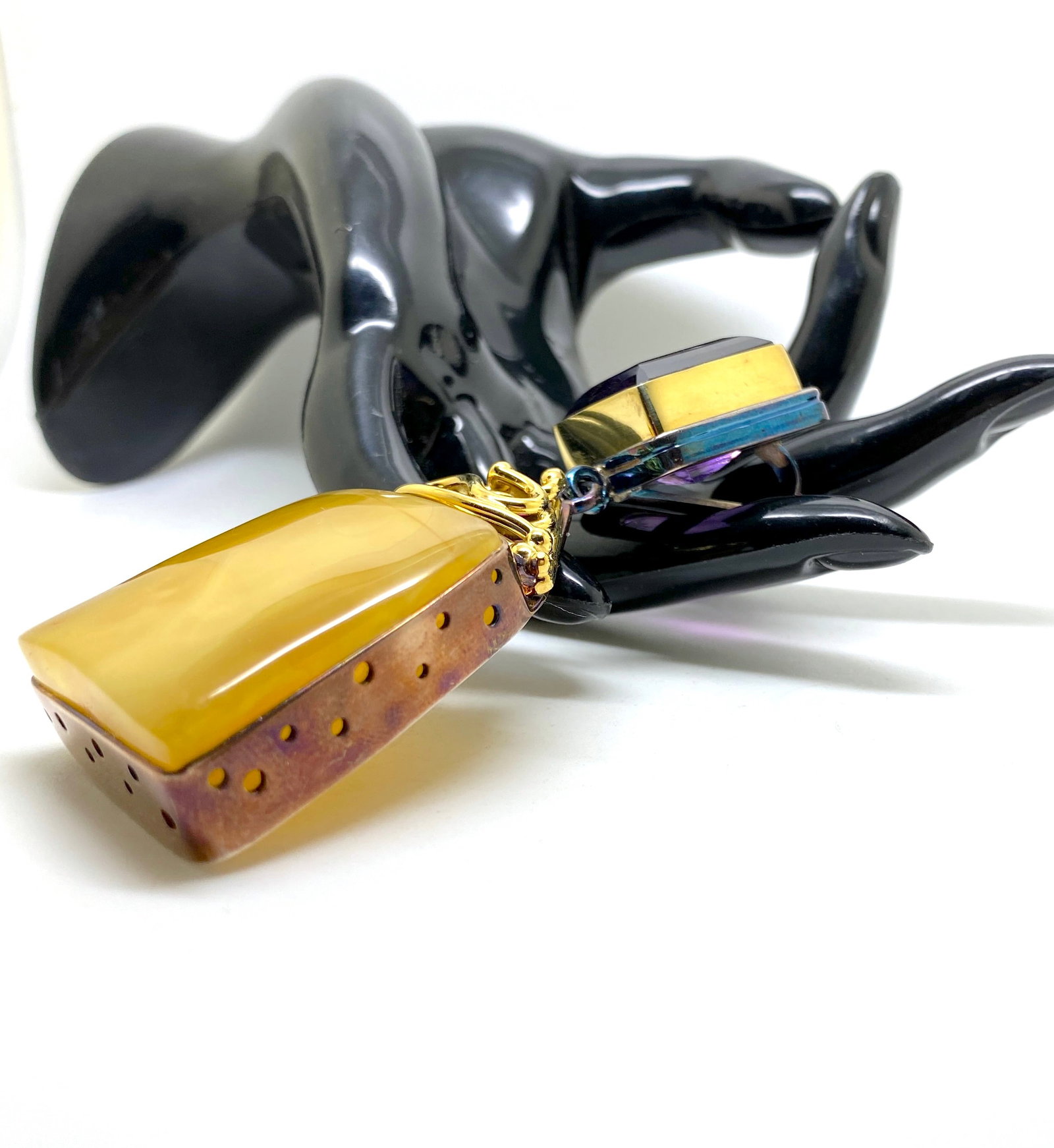 Unique and Staggering Amber Pendant shaped like a Square - 10