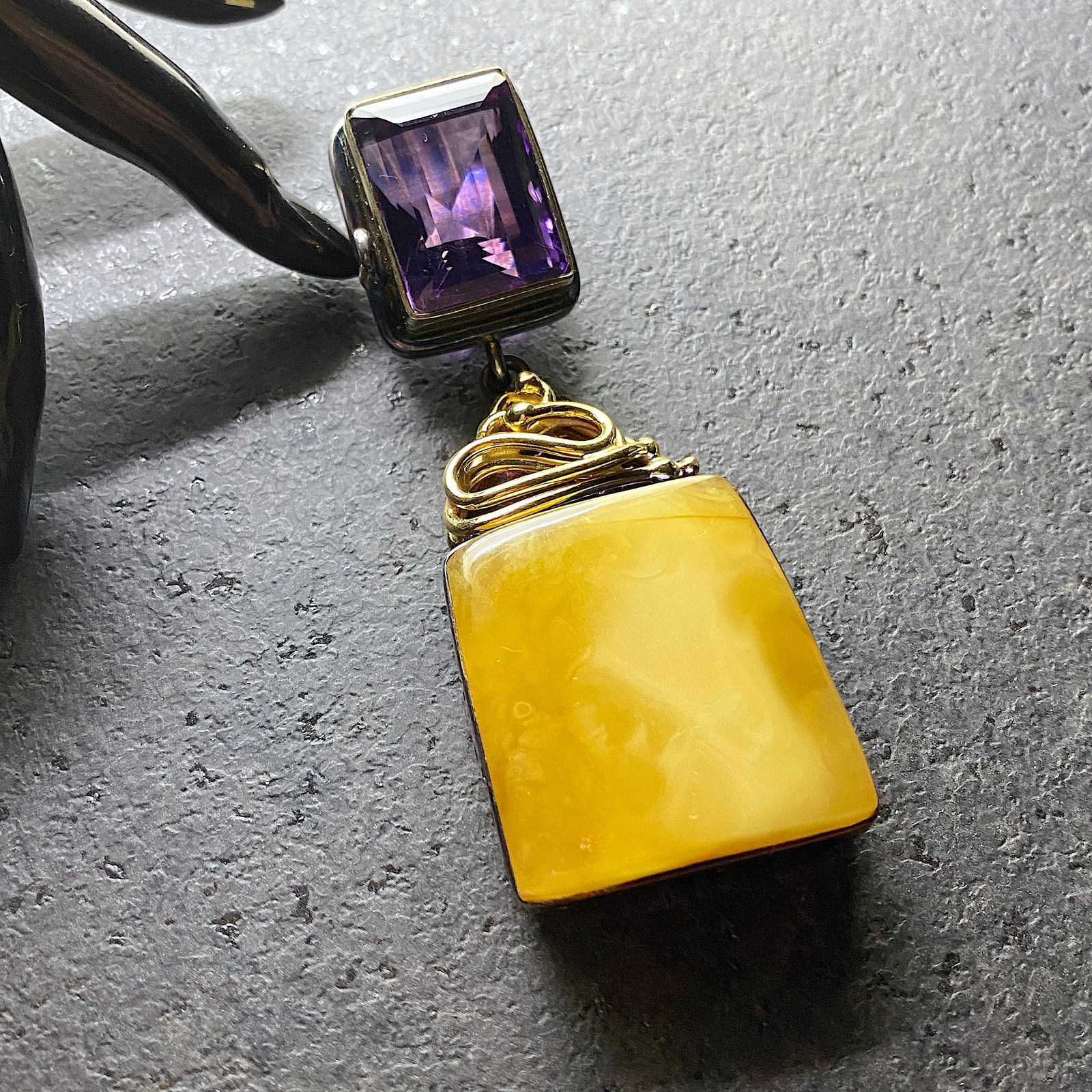 Unique and Staggering Amber Pendant shaped like a Square - 5