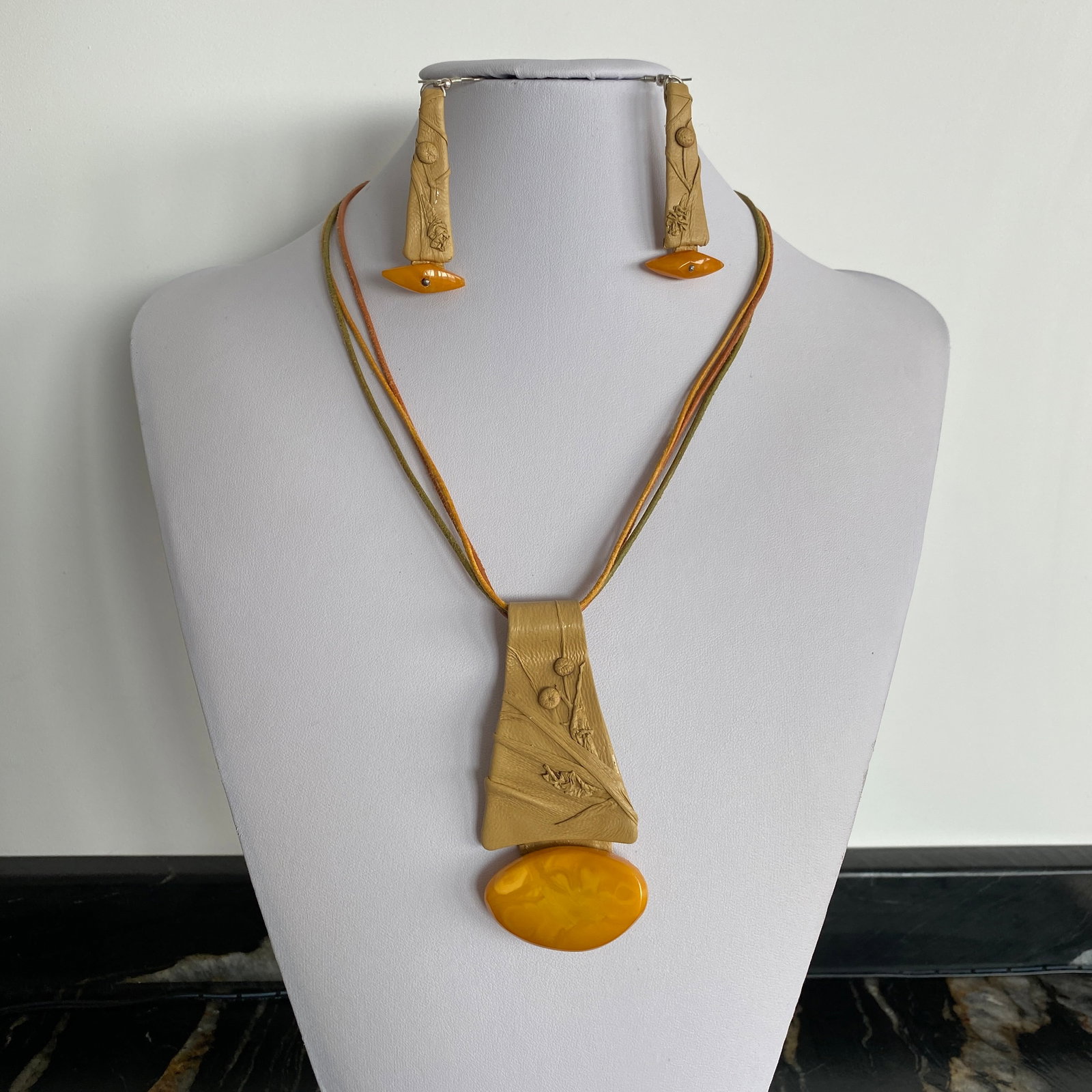 Vintage Leather Amber Earrings and Necklace set: Title:Vintage Leather Amber Earrings and Necklace setMetal:NoneGemstone:AmberWeight:20.4 gSize:Size: 85.0 x 9.5 x 500.0 mm Size: 3.346 x 0.374 x 19.685 inches Made of:(Reconstituted Amber or Whole