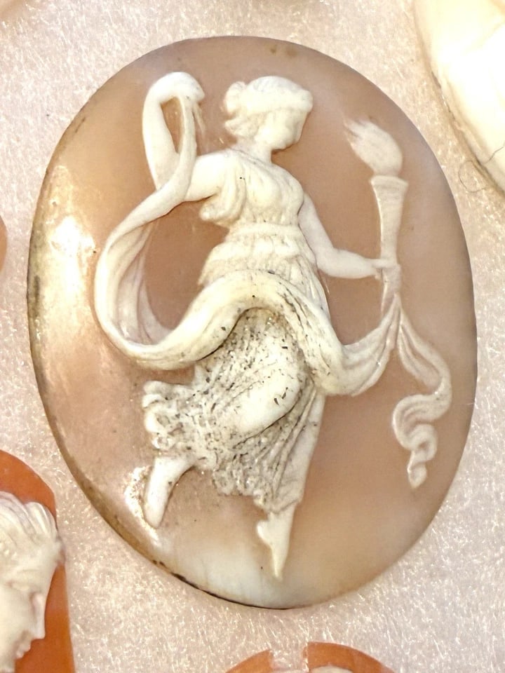 Huge Lot of Antique and Vintage Unmounted Shell Cameos – Please Refer to Photos - 16