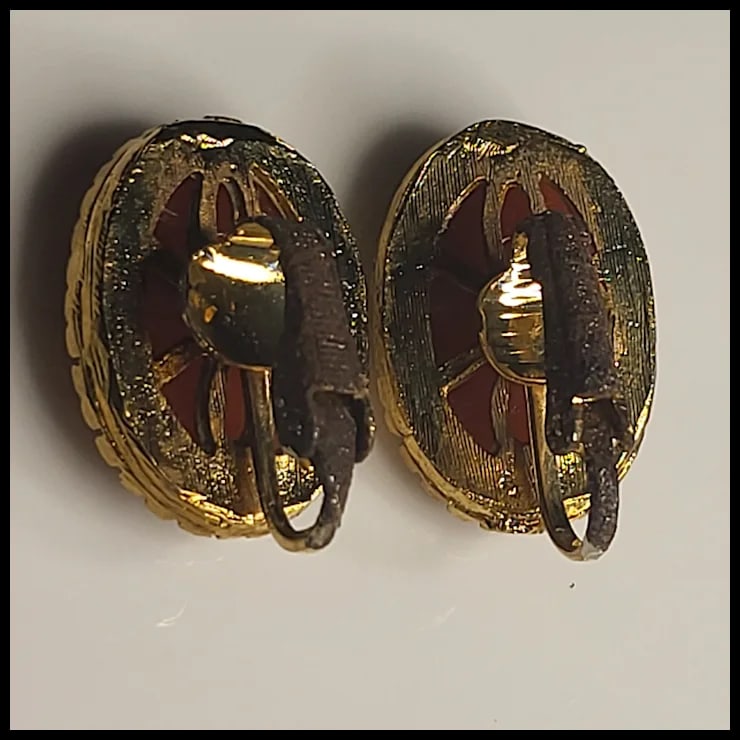 Vintage Resin Cameo Clip-On Earrings - 3