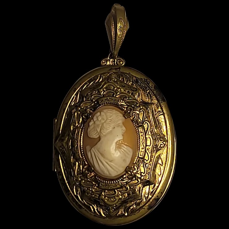 Large Ornnate Vintage Cameo Locket/Pendant (1 of 7)