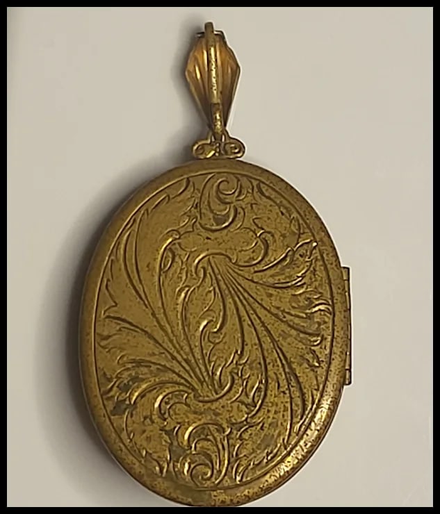 Large Ornnate Vintage Cameo Locket/Pendant - 3