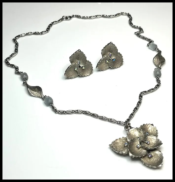 Vintage Ornate Chain Flower Necklace and Earring Set - 2