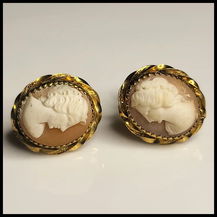 Vintage Shell Cameo Screw Back Earrings - 2