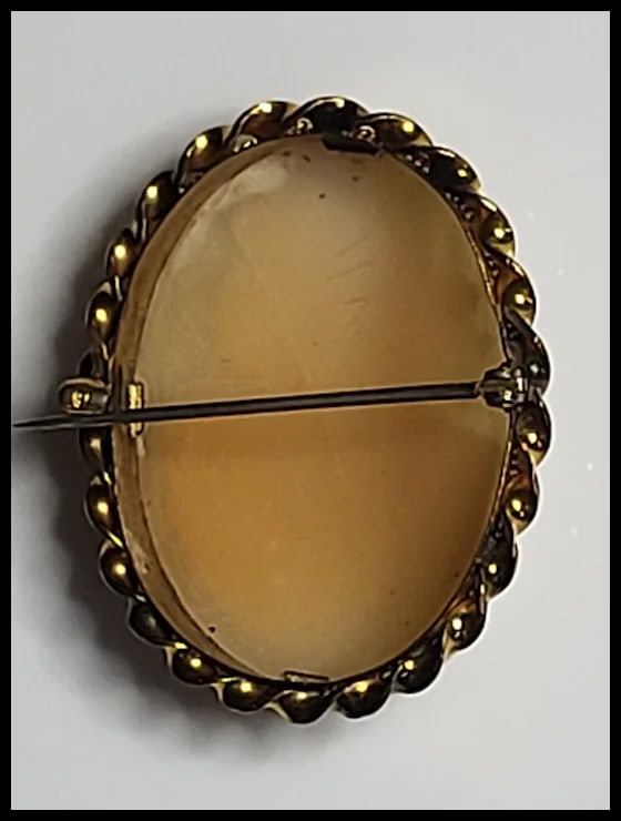 Vintage Hand-Carved Shell Cameo Brooch - 3