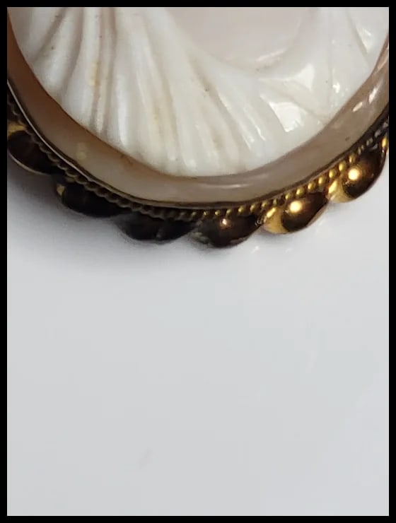 Vintage Hand-Carved Shell Cameo Brooch - 4