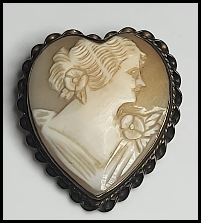 Vintage Heart-Shaped Cameo Brooch/Pin - 2
