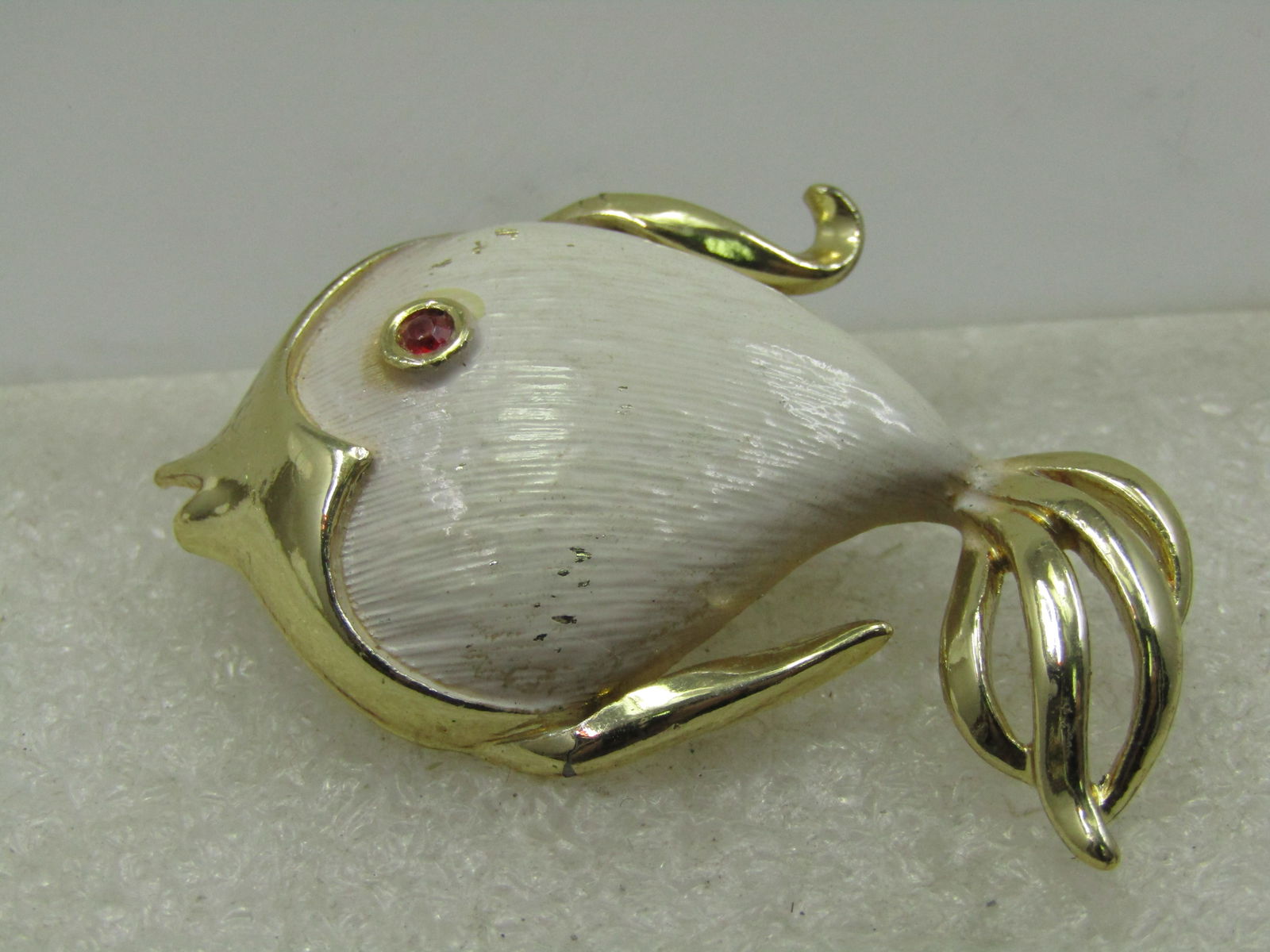 Vintage White Enameled Fish Brooch, Rhinestone Eye 1960's-1970's - 5