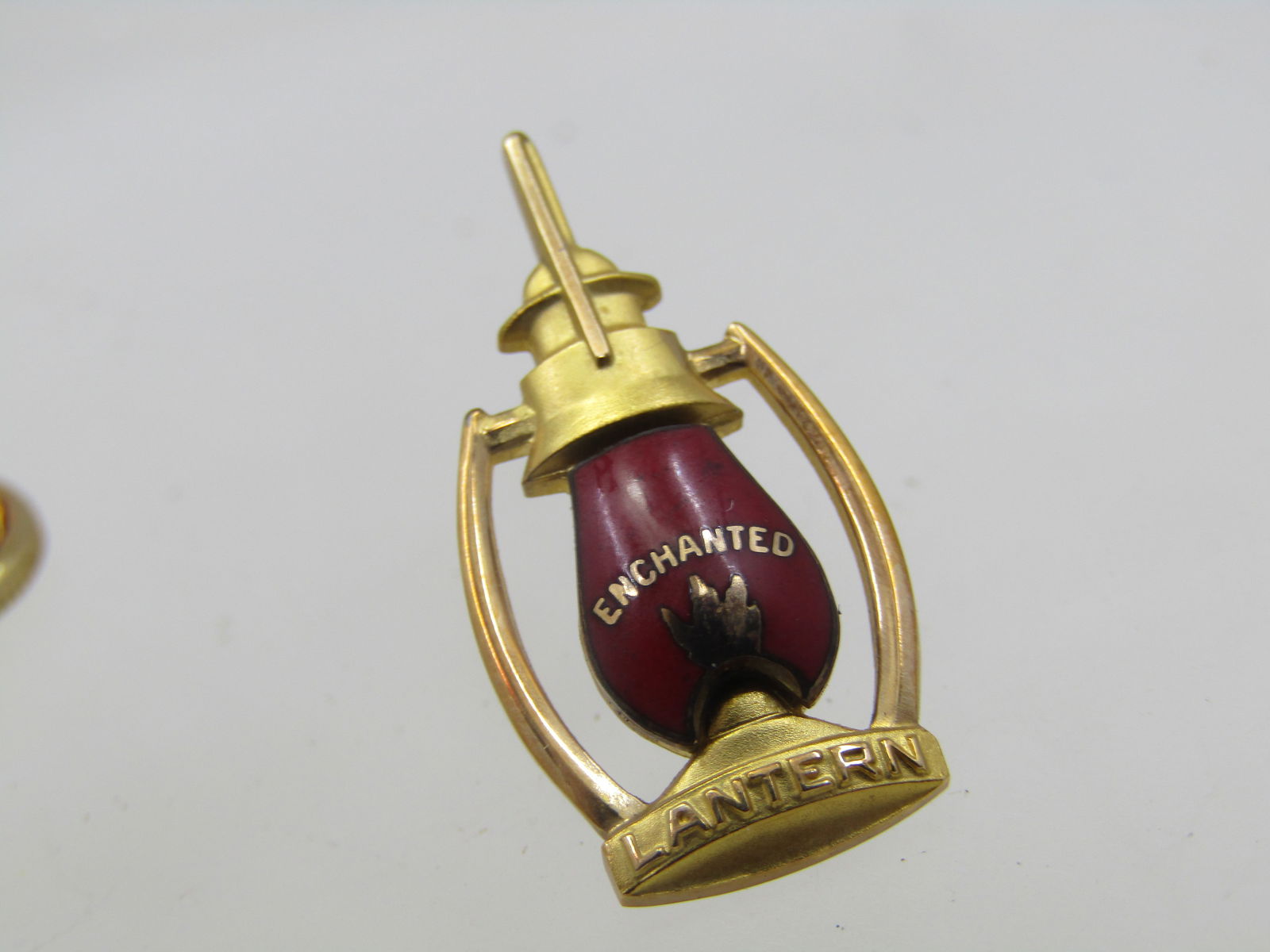 Vintage 10kt Enameled Masonic Echanted Lapel Pin - 2