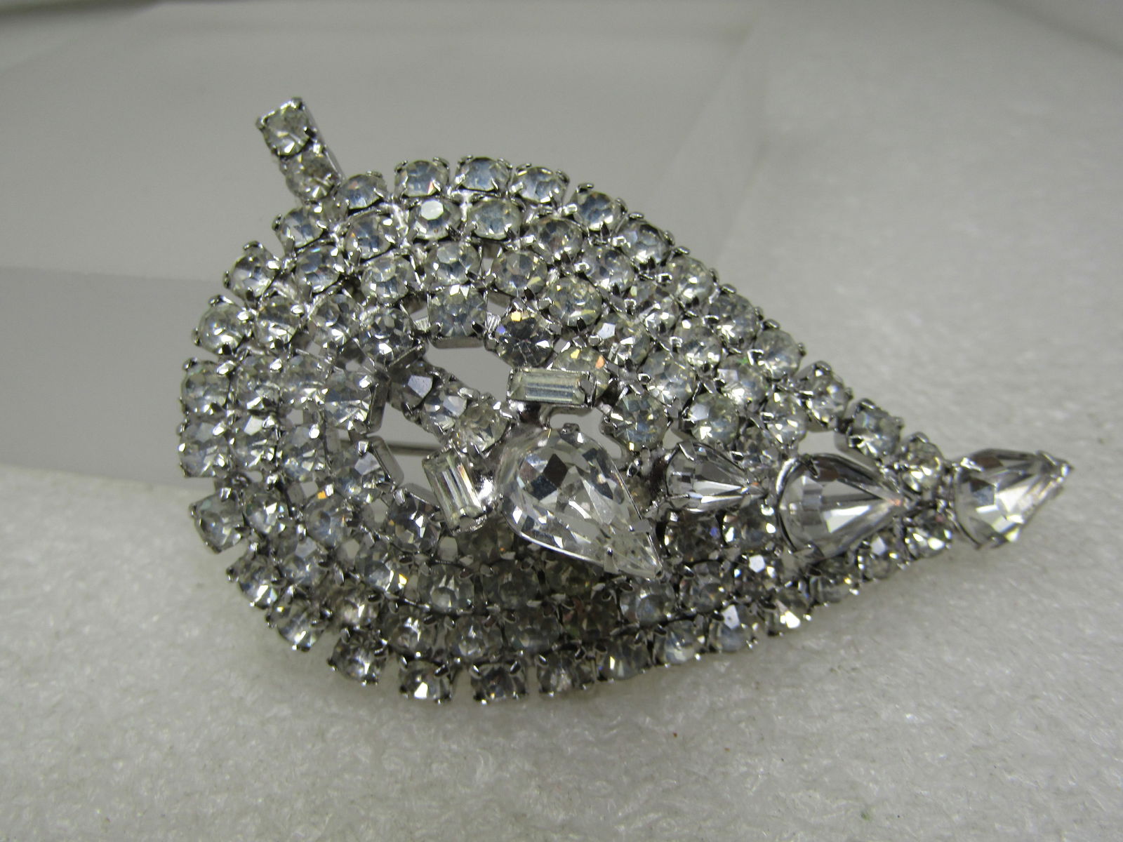 Vintage Clear Rhinestone Broch, Mod Design, Leaf Shape, 1960's - 3