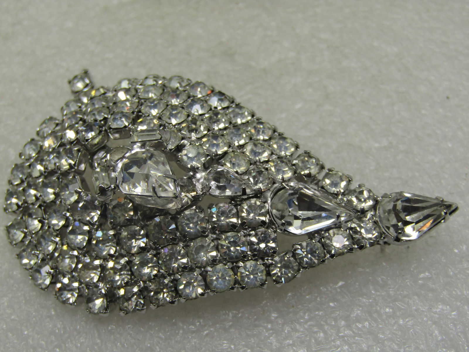 Vintage Clear Rhinestone Broch, Mod Design, Leaf Shape, 1960's - 5