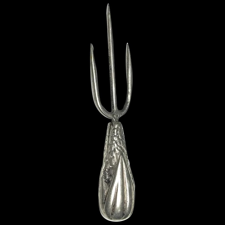 Vintage Sterling Silver Corn and the Cobb Fork: Title: Vintage Sterling Silver Corn and the Cobb Fork Description: Vintage Sterling Silver Corn and the Cobb Fork Sterling Silver7.5 gramsMeasures Approx. 2.75 inches Date/Period: Vintage Materials: S