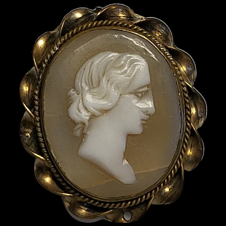 Vintage Ornate Hand-Carved Shell Filigree Cameo Pin/Brooch: Title: Vintage Ornate Hand-Carved Shell Filigree Cameo Pin/Brooch Description: Vintage Ornate Hand-Carved Shell Filigree Cameo Pin/Brooch Date/Period: Vintage Materials: Shell Size: 1 x .75 inches 