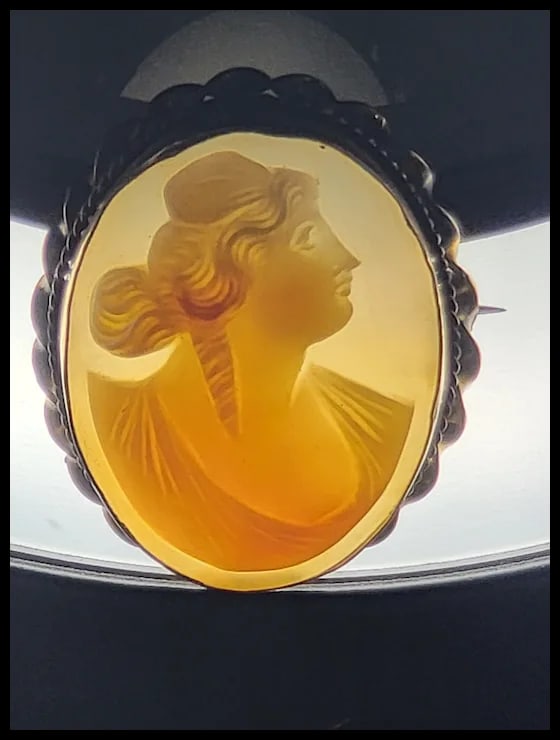 Vintage Hand-Carved Shell Cameo Pendant/Brooch - 5