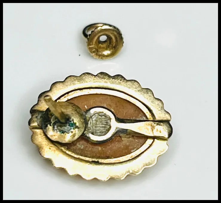 Vintage Gold Left- Facing Carved Shell Cameo Pin - 6
