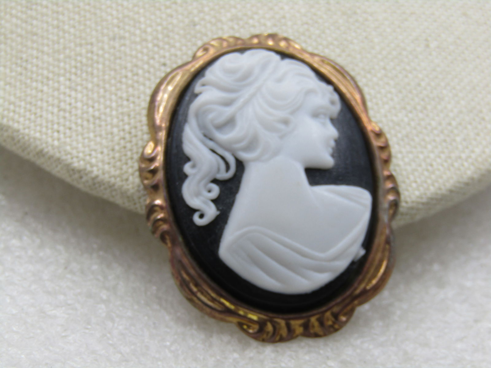 Vintage Black & White Classic Cameo Brooch, 1940's-1950's - C-Clasp - 2