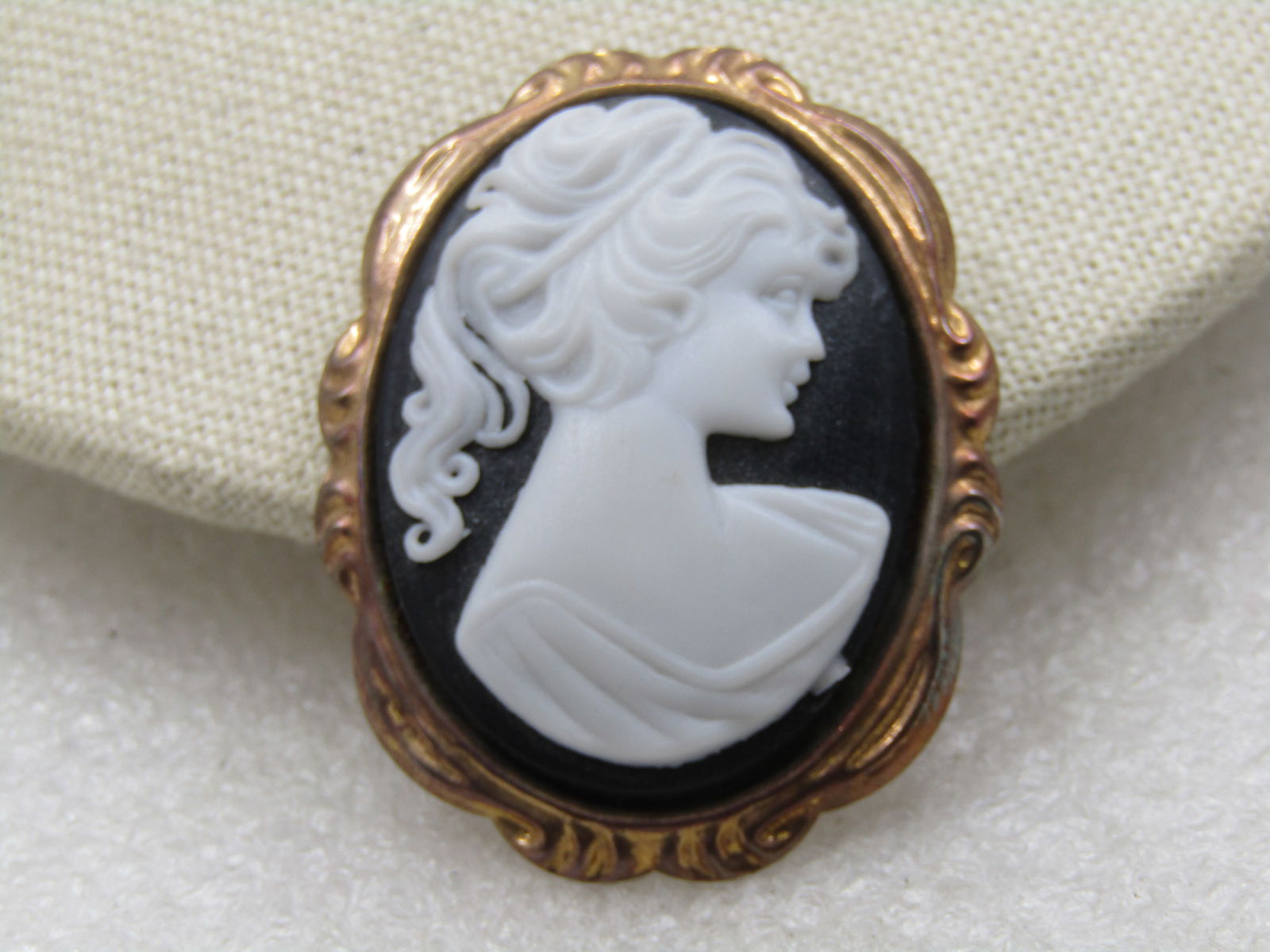 Vintage Black & White Classic Cameo Brooch, 1940's-1950's - C-Clasp - 3