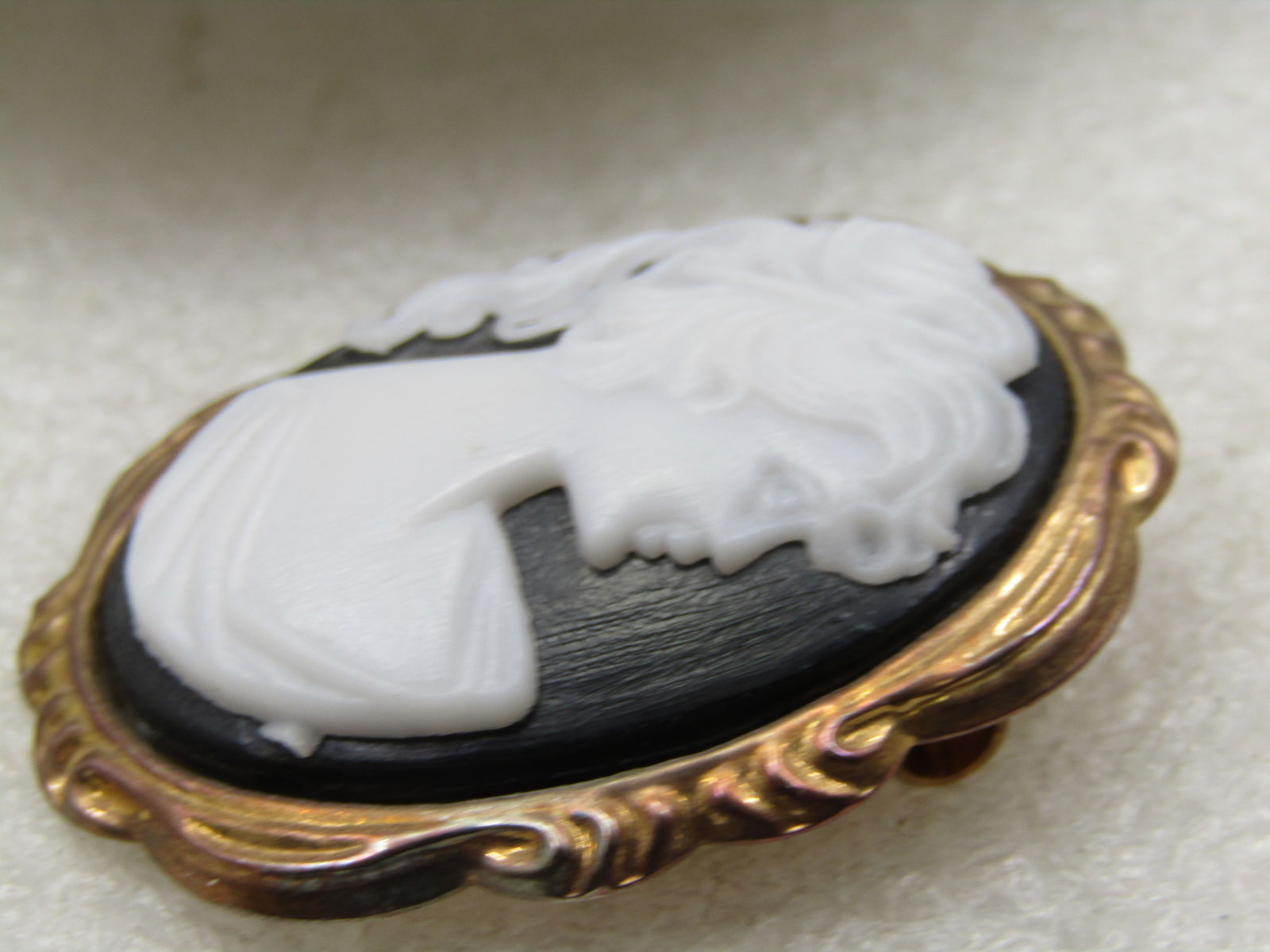 Vintage Black & White Classic Cameo Brooch, 1940's-1950's - C-Clasp - 5