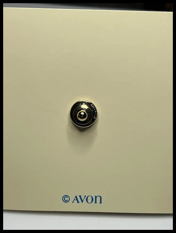 Vintage Avon Favorite Pastimes Needle & Thread Lapel - 4