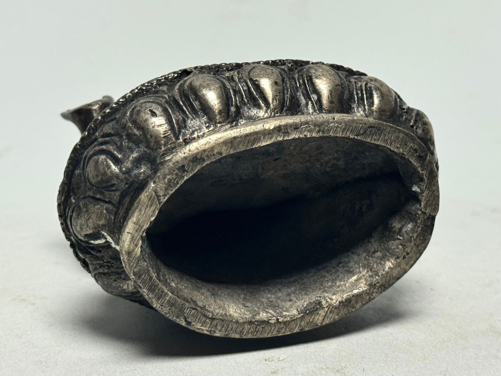 Statue of sitting meditation Buddha with lotus - Patinated bronze - China - 10