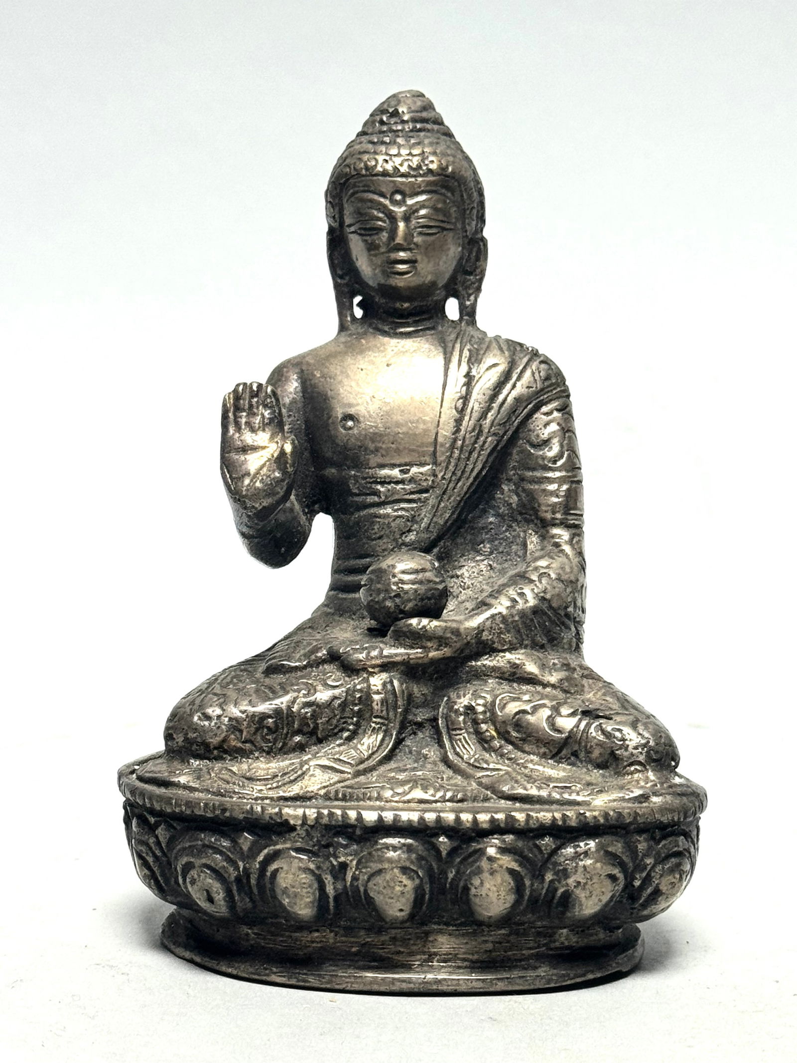 Statue of sitting meditation Buddha with lotus - Patinated bronze - China (1 of 10)
