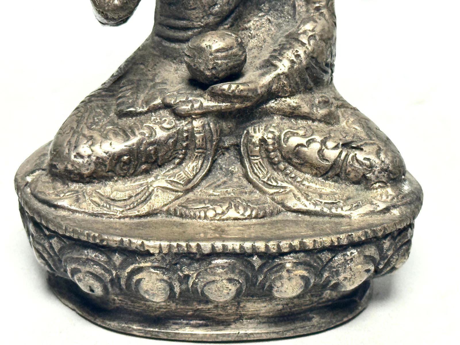 Statue of sitting meditation Buddha with lotus - Patinated bronze - China - 4