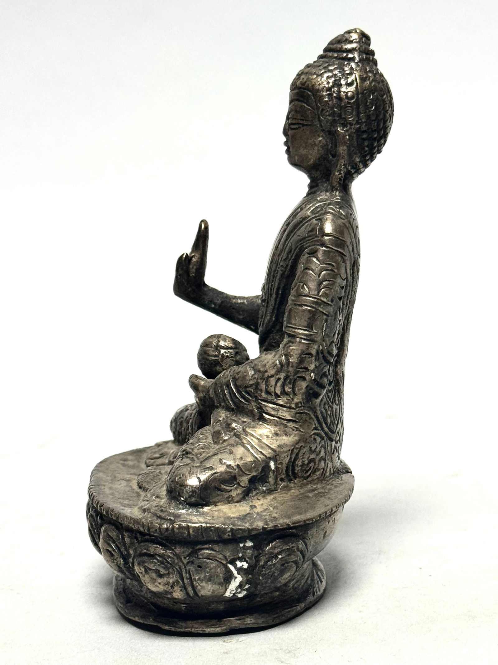 Statue of sitting meditation Buddha with lotus - Patinated bronze - China - 6