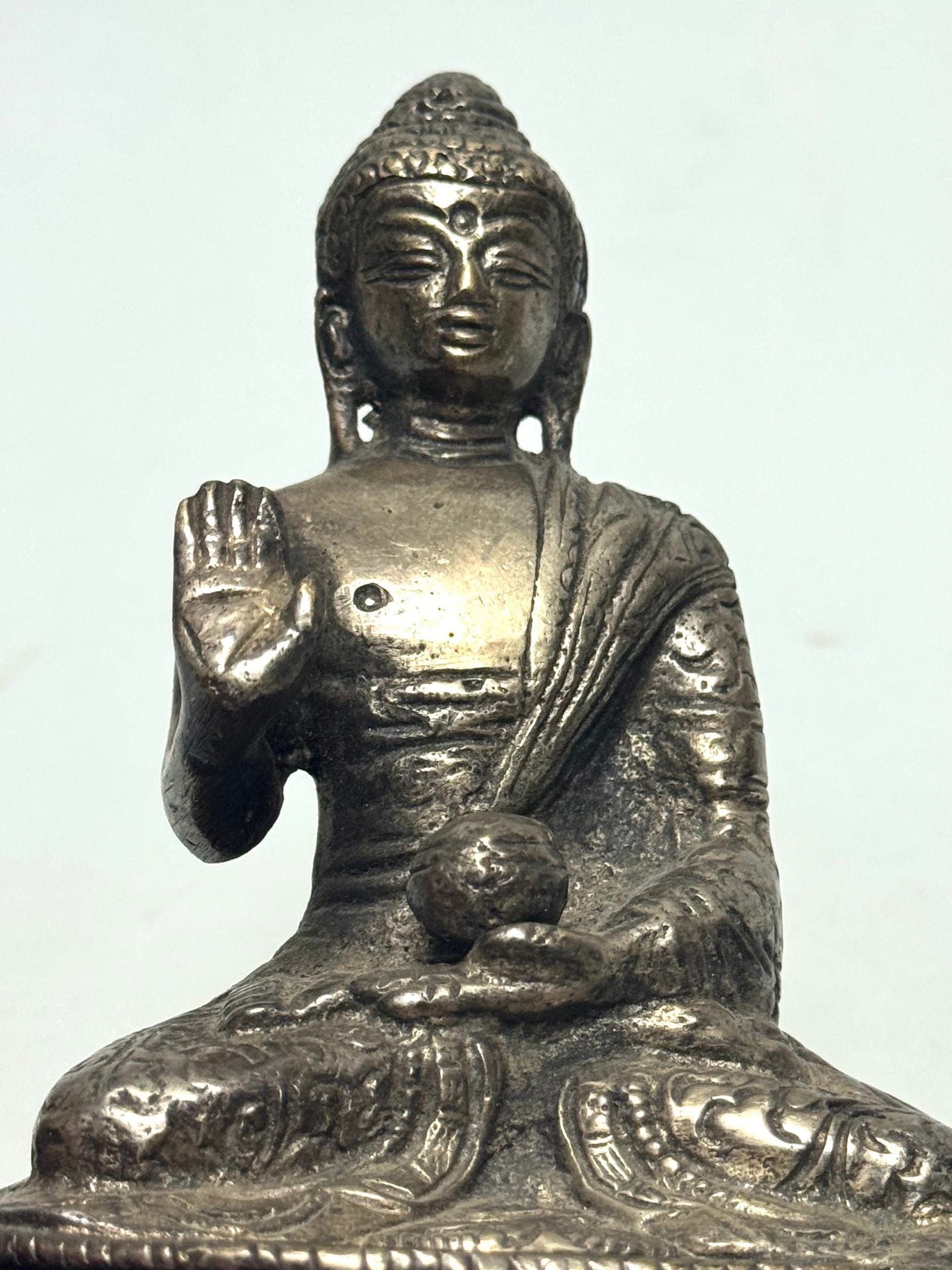Statue of sitting meditation Buddha with lotus - Patinated bronze - China - 9