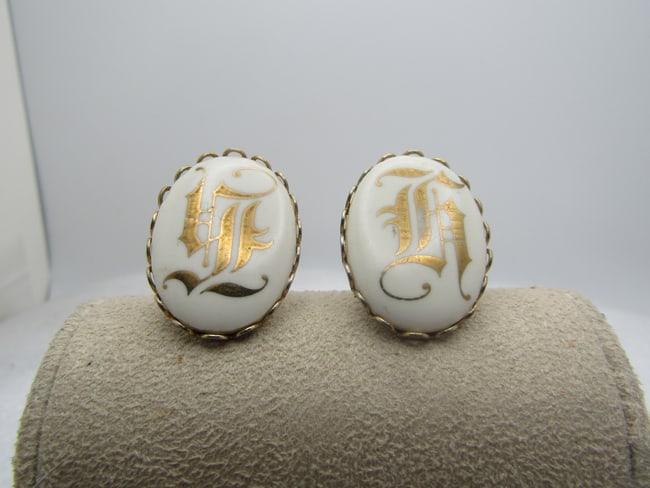 Vintage H Cufflinks, 1960's-1970's, Old English, Gold Over White: Vintage H Cufflinks, 1960's-1970's, Old English, Gold Over White. Oval ceramic pieces with an Old English Gold H that is done be decal that is fired on to the ceramic disc. Scalloped bezel frame. 1" b