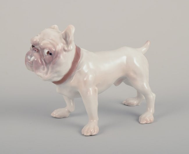 Bing & Grøndahl, porcelain figurine of a Bulldog.: Title: Bing & Grøndahl, porcelain figurine of a Bulldog.Description: Bing & Grøndahl, porcelain figurine of a Bulldog.Model 1676.Approximately from 1930.First factory quality.Perfect condition.Marke