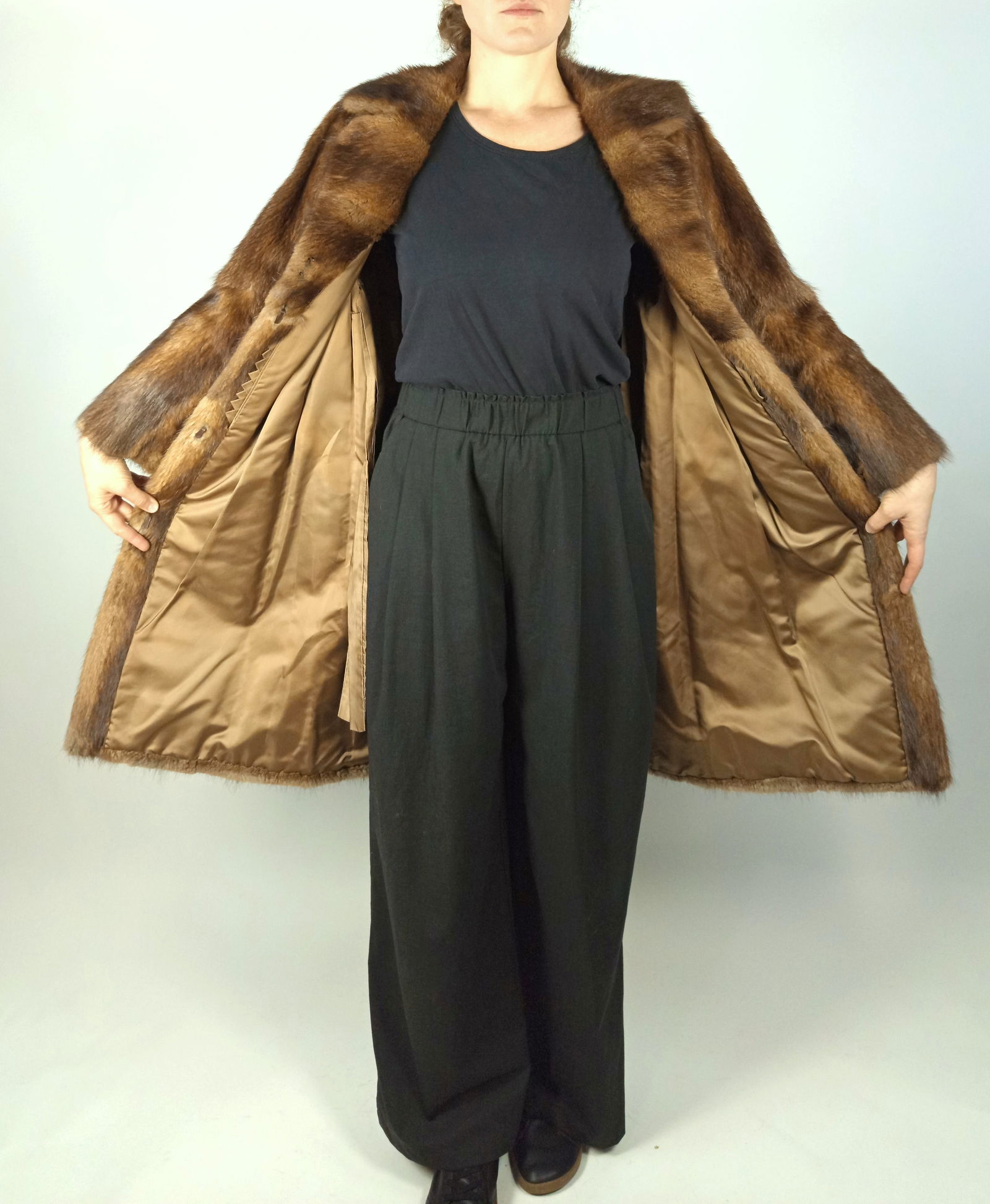 BISAM FUR COAT EU: L - US:16 - 10