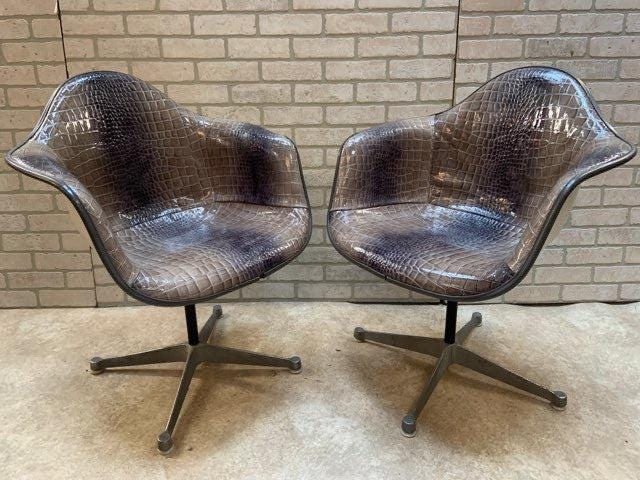 Mid Century Modern Herman Miller Swivel Bucket Chairs Newly Upholstered - Pair - 3