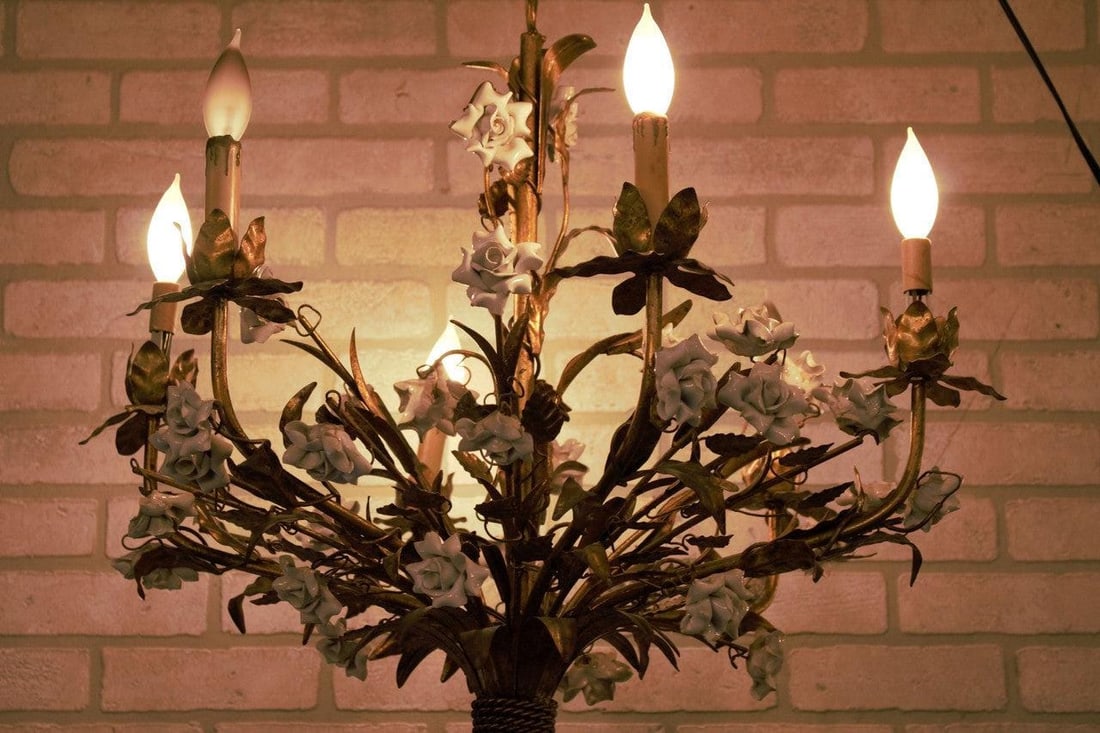 Hollywood Regency Italian Gold Gilt Tole White Porcelain Roses Chandelier - 3