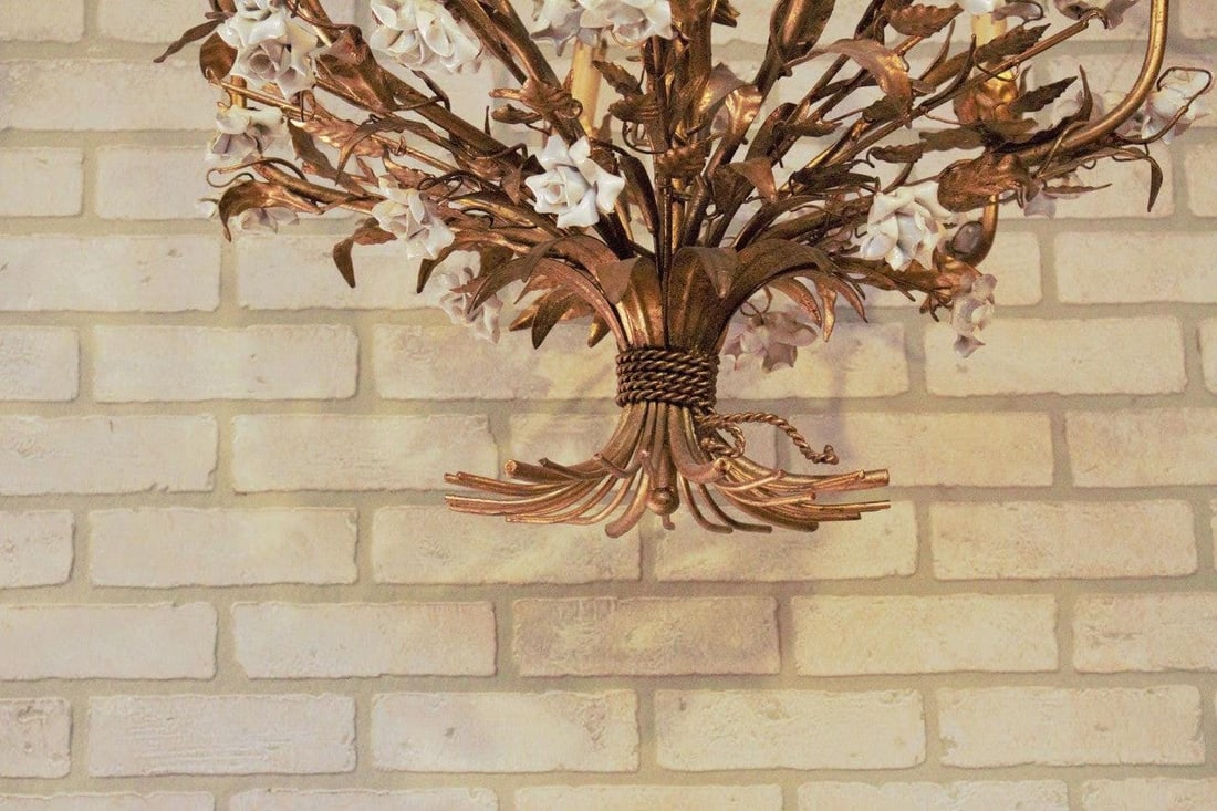 Hollywood Regency Italian Gold Gilt Tole White Porcelain Roses Chandelier - 7