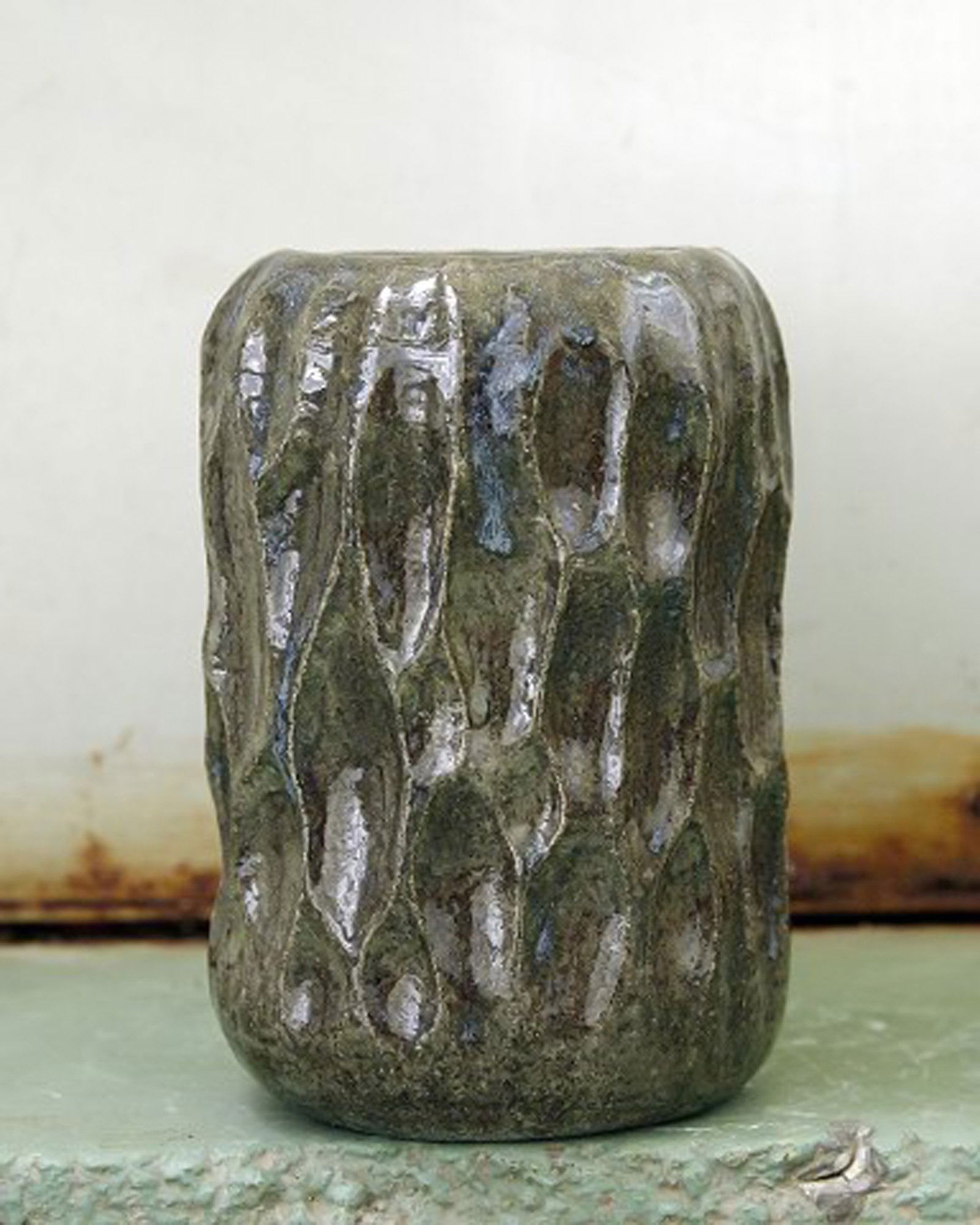 Christina Muff, Danish contemporary ceramicist (b. 1971). Medium sized vase made from dark grey - 2