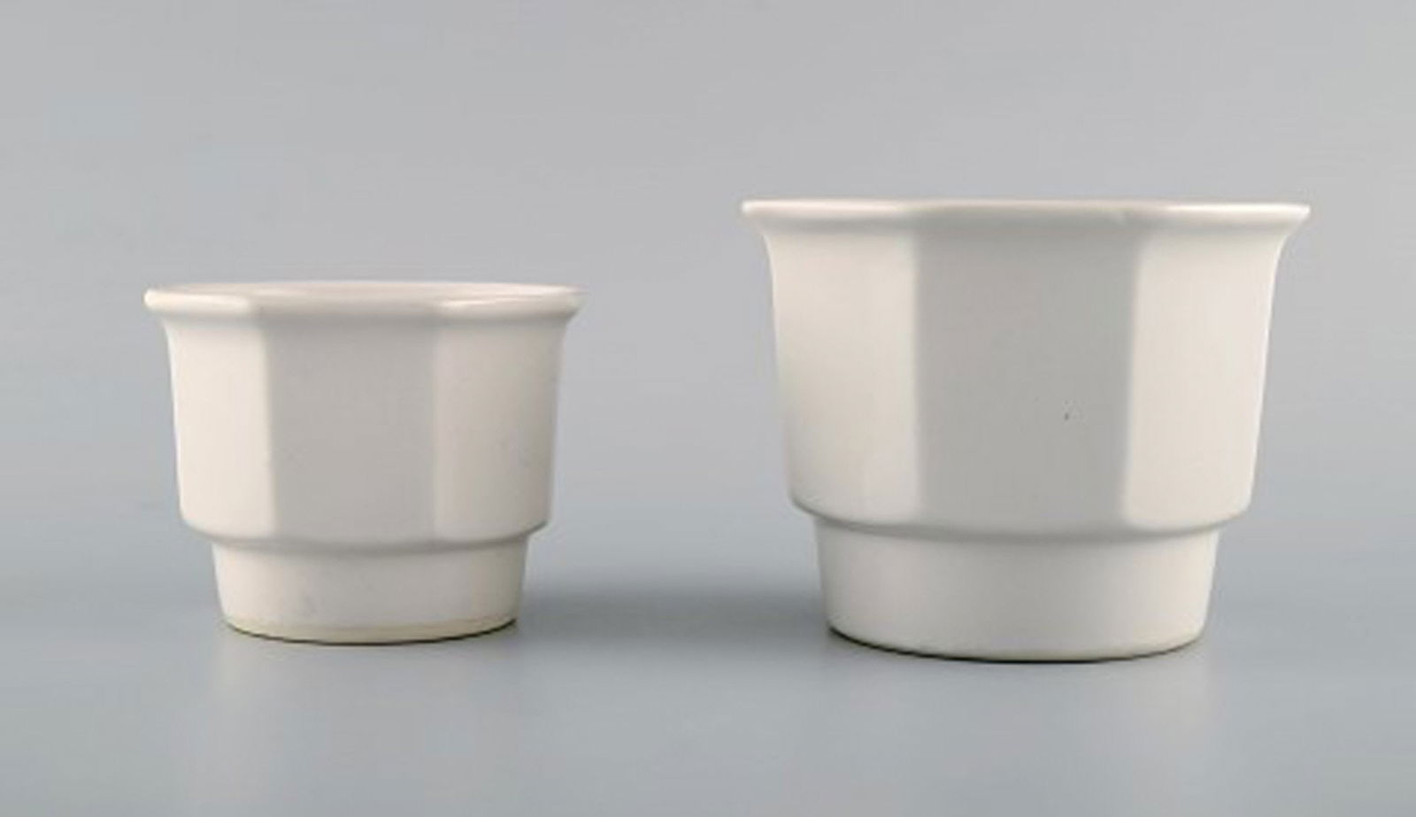 Gustavsberg, Sweden. Three flower pot covers in white glazed stoneware. 1970s. - 2