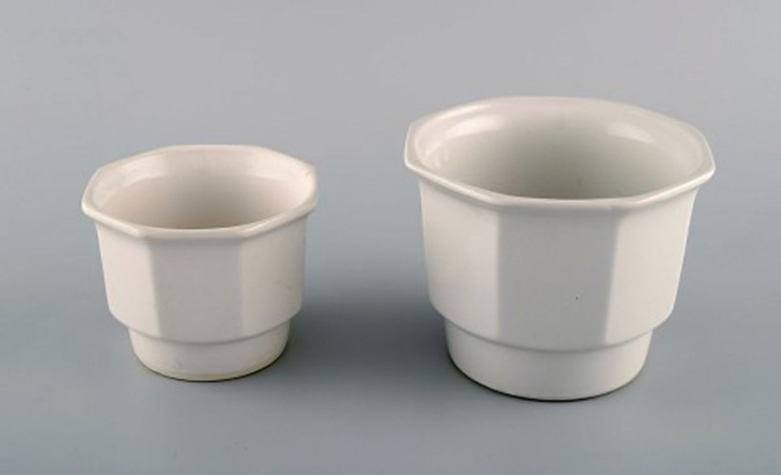 Gustavsberg, Sweden. Three flower pot covers in white glazed stoneware. 1970s. - 3