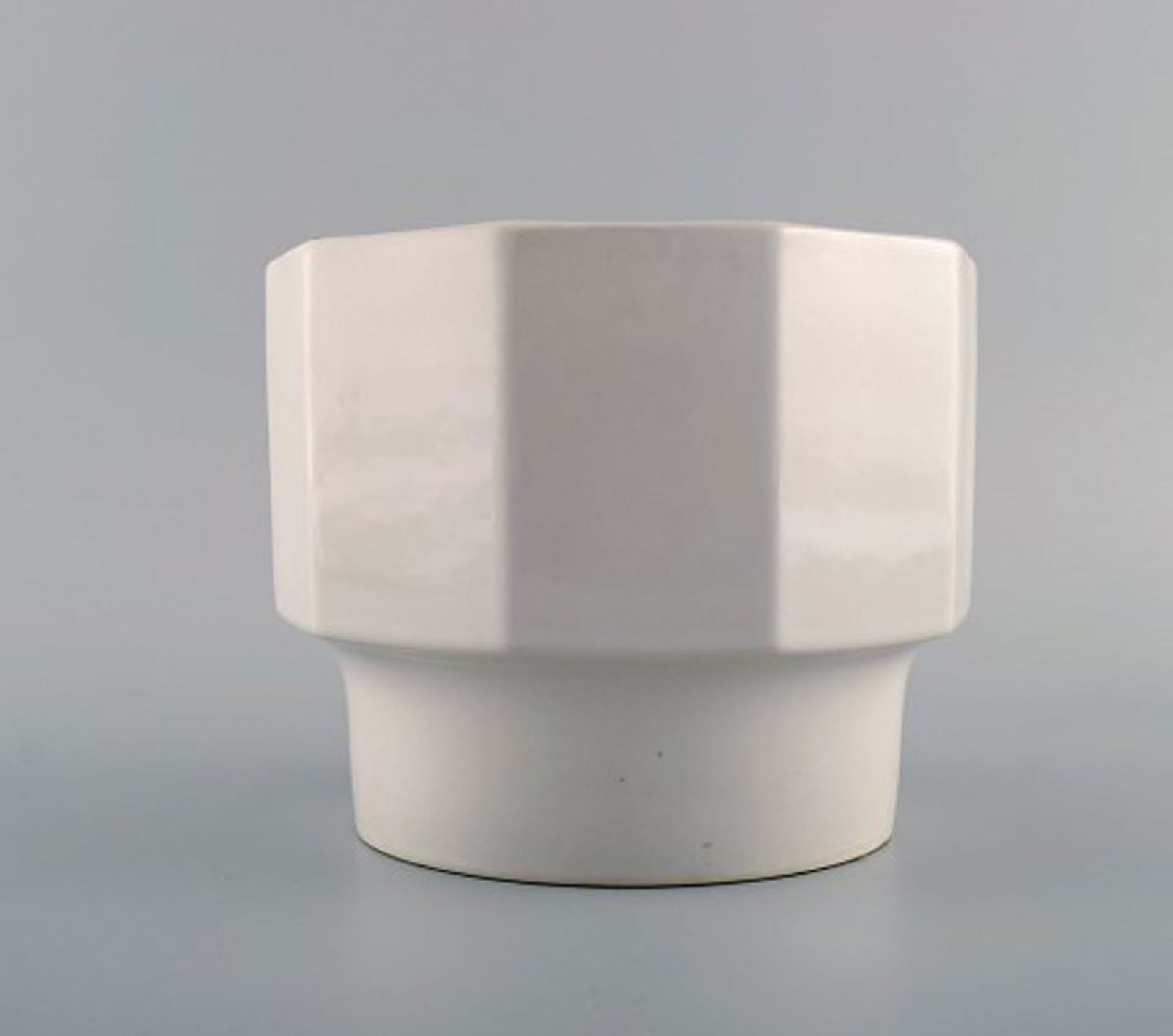 Gustavsberg, Sweden. Three flower pot covers in white glazed stoneware. 1970s. - 4