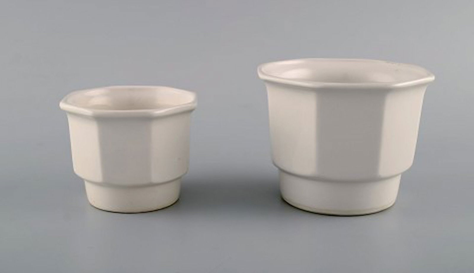 Gustavsberg, Sweden. Three flower pot covers in white glazed stoneware. 1970s. - 2