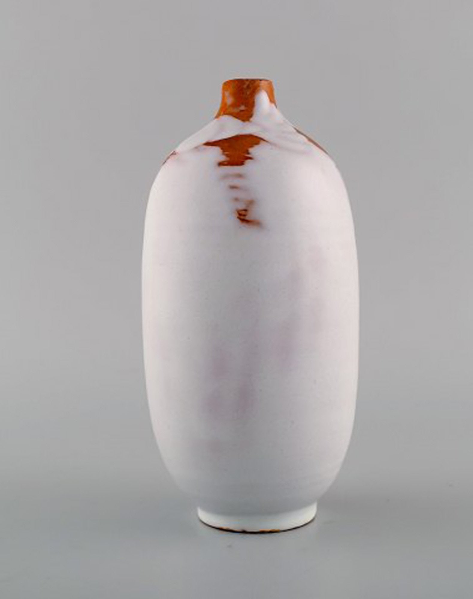 Anna Lisa Thomson (1905-1952), Sweden. Vase in white glazed ceramics with seashells. Approx. 1950. - 5